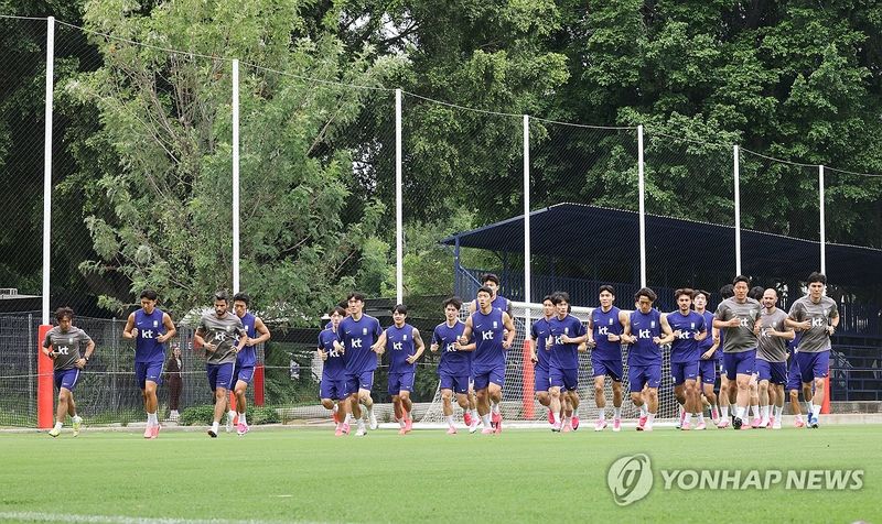 러닝으로 몸 푸는 한국 대표팀 (출처=연합뉴스)