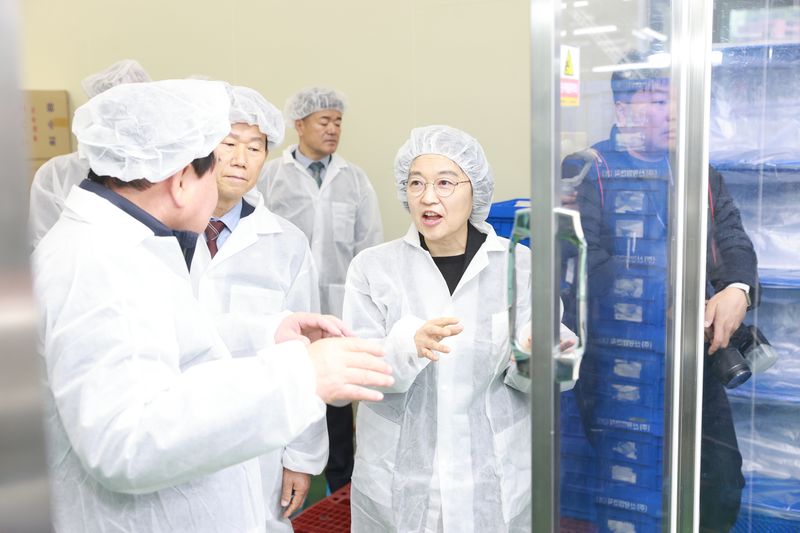 한성숙 중소벤처기업부 장관이 10일 경기도 부천 플라스틱 사출 중소기업 신광엠앤피를 방문해 시설을 둘러보고 있다. (중소벤처기업부 제공. 재판매 및 DB 금지) 2026.4.10 ⓒ 뉴스1