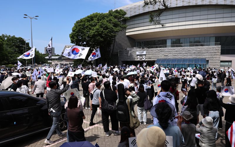 6·3 지방선거 투표용지 부족 사태에 반발한 시민들이 6일 서울 송파구 올림픽공원 핸드볼경기장 개표소 앞에 모여 재선거를 요구하는 구호를 외치고 있다. 2026.6.6 ⓒ 뉴스1 구윤성 기자