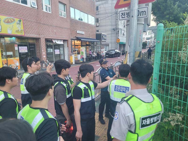 [구미=뉴시스] 순찰 활동하는 경운대 경찰학과 학생들. (사진=경운대 제공) 2026.06.08 photo@newsis.com *재판매 및 DB 금지