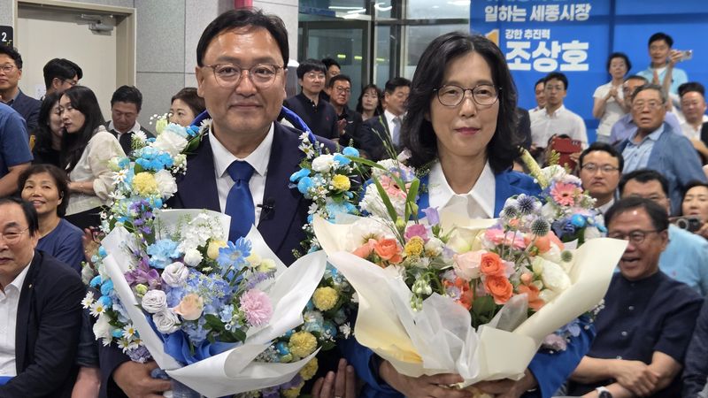 [세종=뉴시스] 송승화 기자 = 3일 나성동 선거 캠프에서 (왼쪽)조상호 더불어민주당 세종시장 후보와 배우자가 함께 사진을 찍고 있다.2026.06.03. ssong1007@newsis.com. *재판매 및 DB 금지