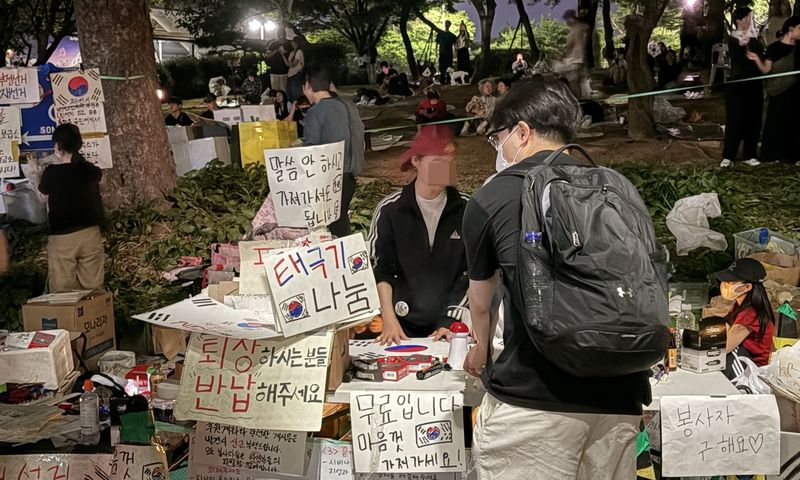 잠실 개표소 봉쇄 시위 (출처=연합뉴스)