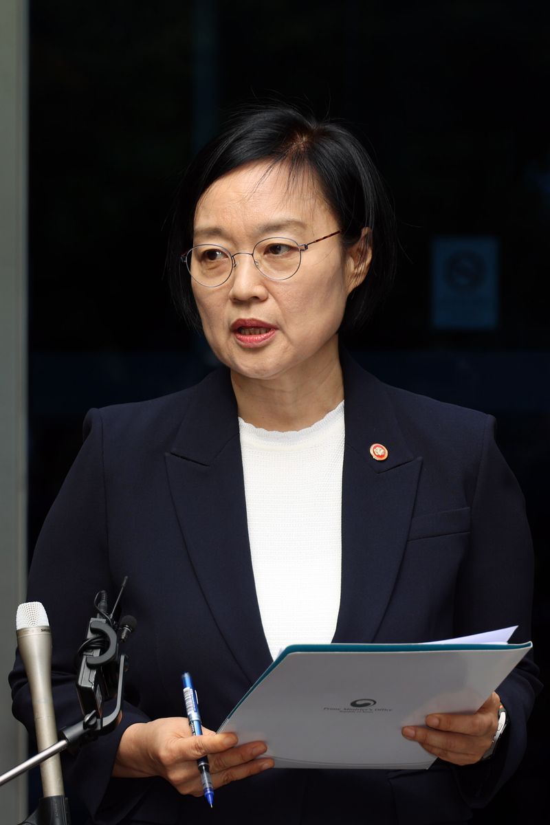 한성숙 국무총리 후보자가 8일 서울 종로구 통의동 금융감독원 연수원에 마련된 인사청문회 준비 사무실로 출근하며 취재진 질문에 답하고 있다. 사진=서동일 기자