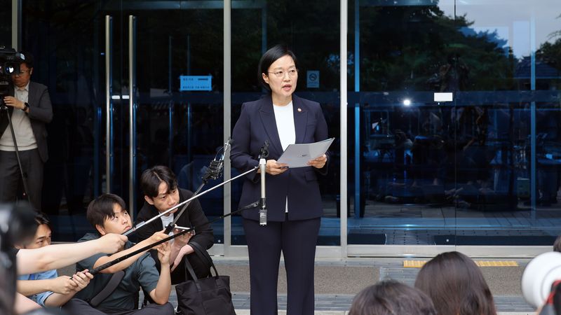 한성숙 국무총리 후보자가 8일 서울 종로구 통의동 금융감독원 연수원에 마련된 인사청문회 준비 사무실로 출근하며 취재진 질문에 답하고 있다. 사진=서동일 기자