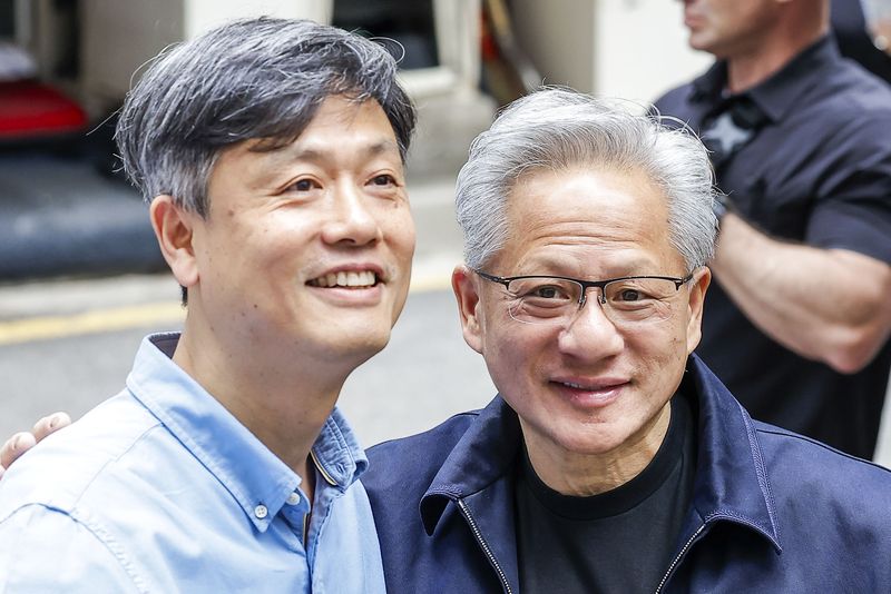 [서울=뉴시스] 정병혁 기자 = 젠슨 황 엔비디아 최고경영자(CEO)가 7일 서울 강남구의 한 PC방에서 장병규 크래프톤 의장과 만나 인사를 나누고 있다. 2026.06.07. jhope@newsis.com