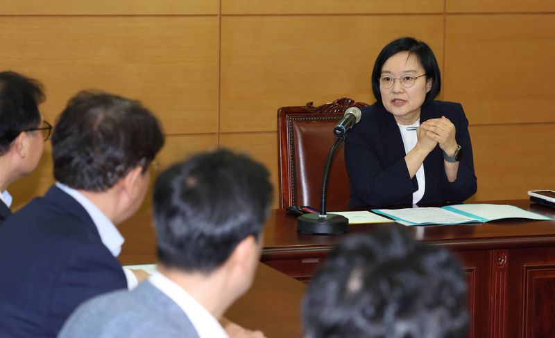 한성숙 국무총리 후보자가 8일 오전 서울 종로구 금융감독원 연수원에 마련된 인사청문회 준비사무실에서 준비단 첫 회의를 하고 있다. 사진=서동일 기자