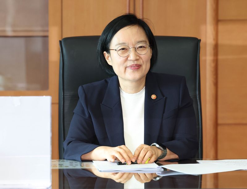 한성숙 국무총리 후보자가 8일 오전 서울 종로구 금융감독원 연수원에 마련된 인사청문회 준비사무실 집무실에서 자료를 검토하고 있다. 사진=서동일 기자