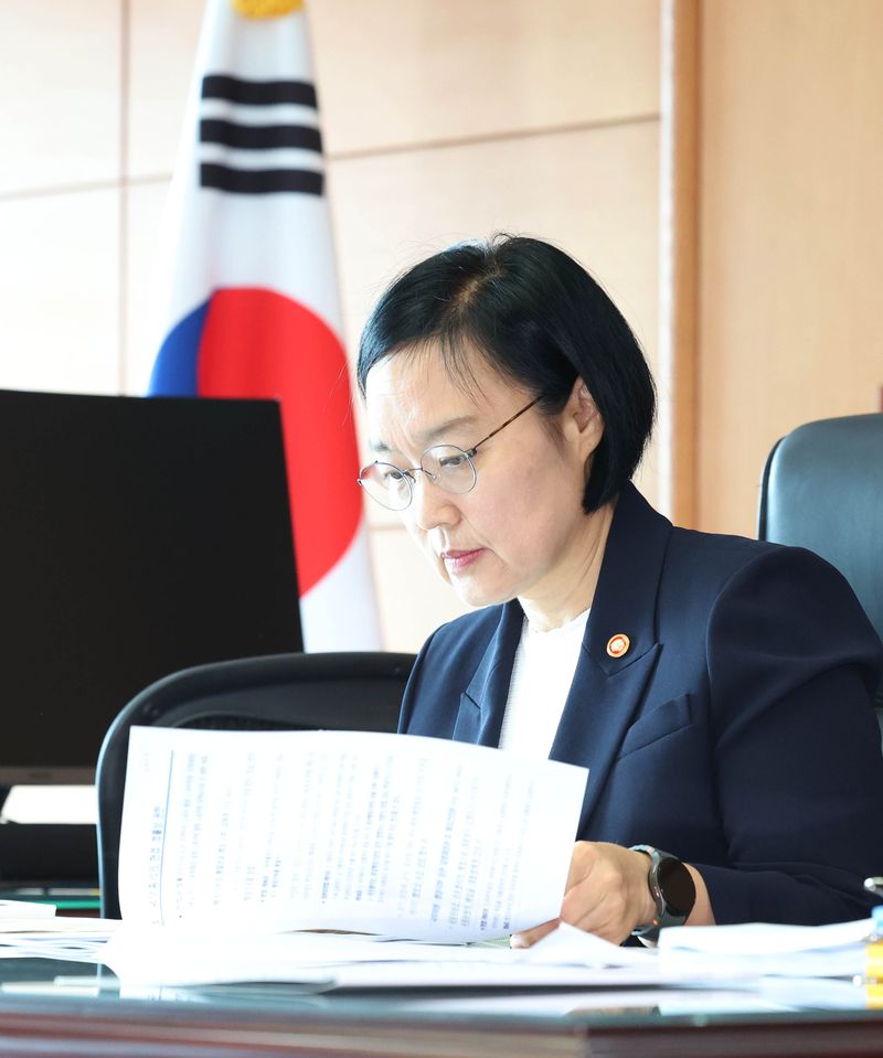 한성숙 국무총리 후보자가 8일 오전 서울 종로구 금융감독원 연수원에 마련된 인사청문회 준비사무실 집무실에서 자료를 검토하고 있다. 사진=서동일 기자