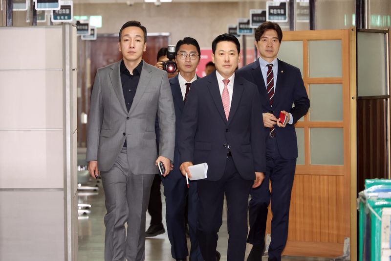 6·3 지방선거에서 불거진 투표용지 부족 사태와 관련해 재선거를 주장하고 있는 국민의힘 장동혁 대표와 김민수 최고위원 등 참석자들이 8일 국회에서 열린 최고위원회의에 참석하고 있다. 사진=박범준 기자