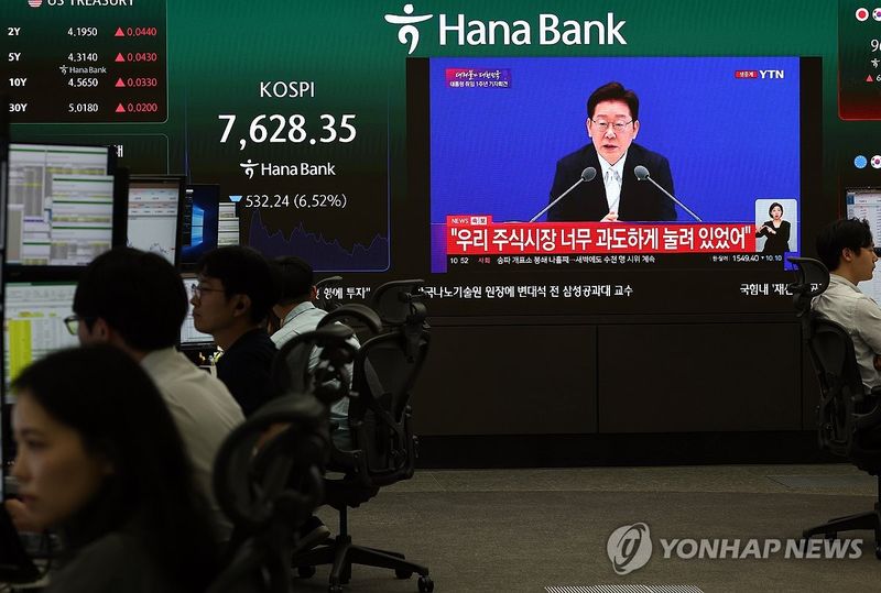 대통령 취임 1주년 기자회견 생중계 (출처=연합뉴스)
