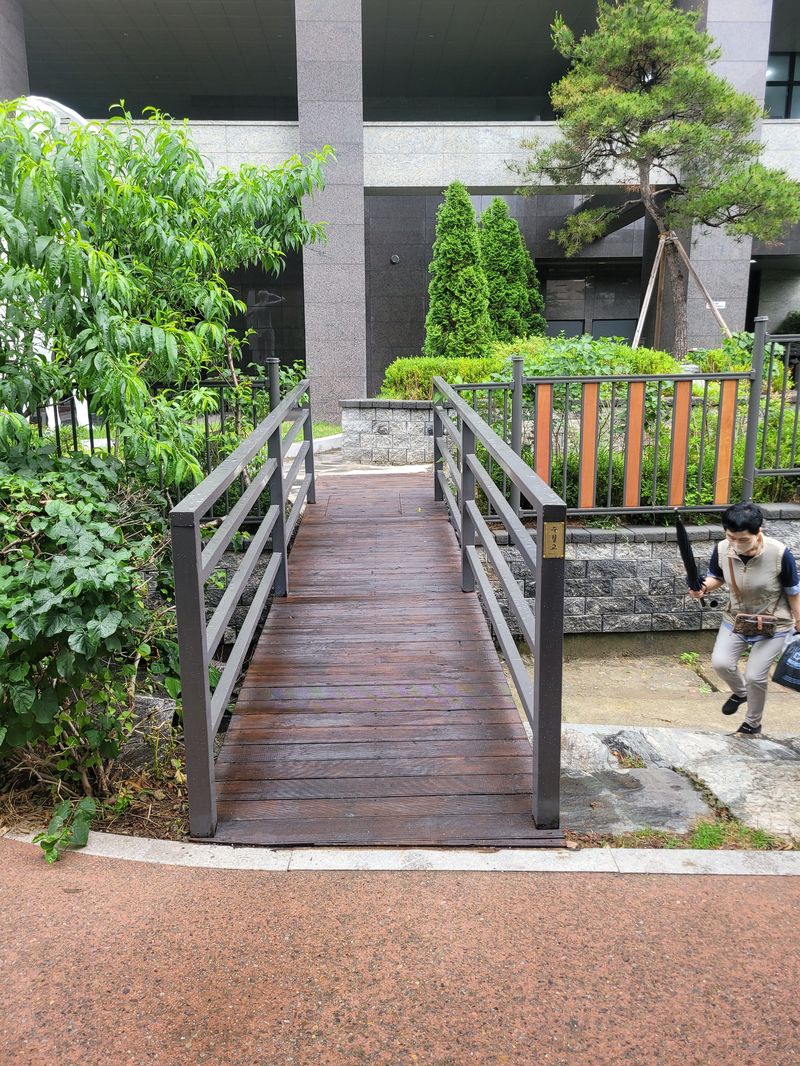 해동여객, 보행사고 위험 오피스텔 주민에 연결램프 기증 '훈훈'