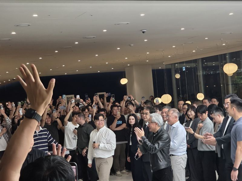 젠슨 황 엔비디아 최고경영자(CEO)가 8일 서울 서초구 양재동 현대차그룹 사옥을 찾아 현대차그룹 직원들에게 인사하고 있다. 사진=김동찬 기자