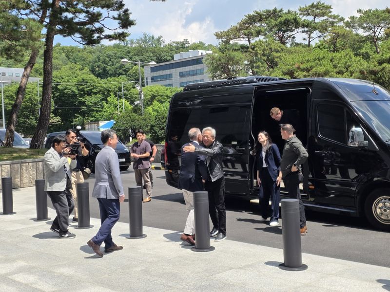 젠슨 황 엔비디아 최고경영자(CEO)가 8일 서울 서초구 양재동 현대차그룹 사옥을 찾아 정의선 현대차그룹 회장과 포옹을 하고 있다. 사진=김학재기자