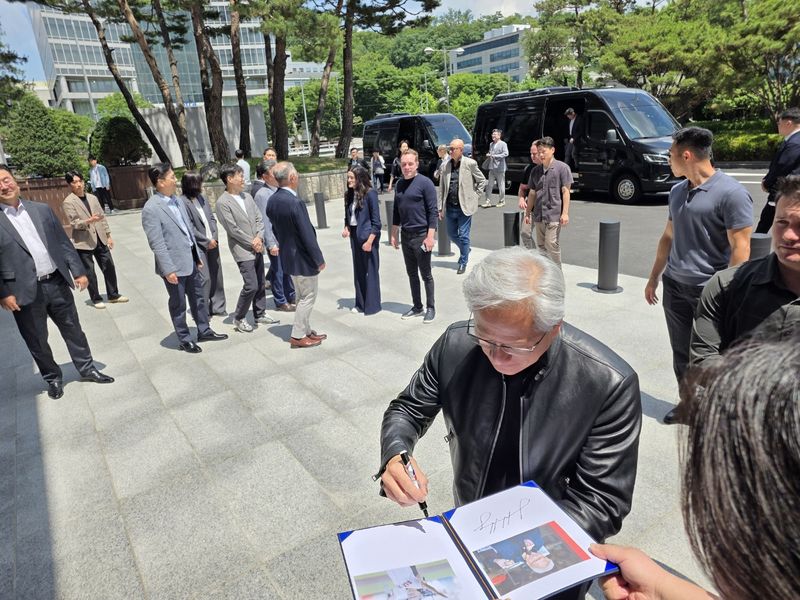 젠슨 황 엔비디아 최고경영자(CEO)가 8일 서울 서초구 양재동 현대차그룹 사옥을 찾은 가운데 한 참석자의 사인 요청에 응하고 있다. 사진=김학재기자