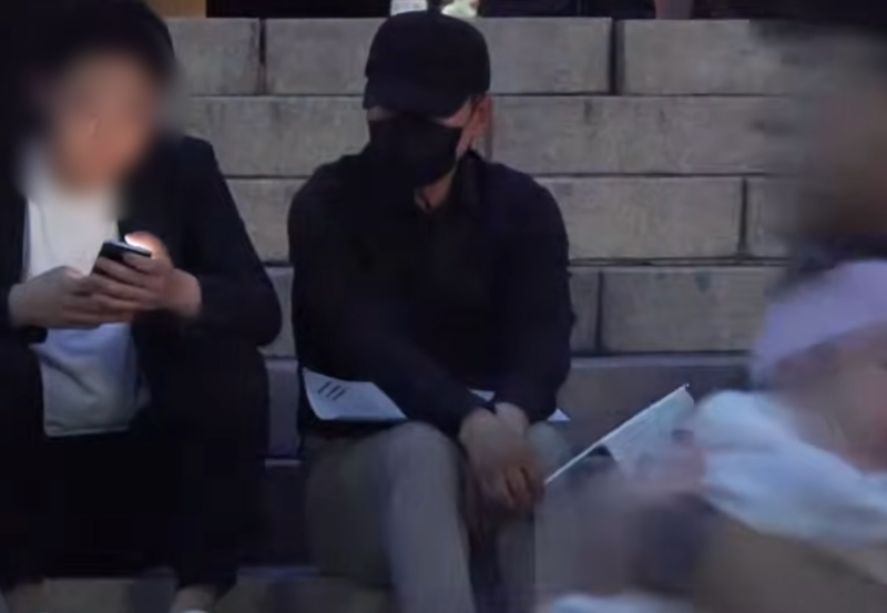 장동혁 국민의힘 대표가 지난 7일 서울 송파구 올림픽공원 핸드볼경기장 앞에서 열린 '개표소 봉쇄 시위'에 검은색 모자와 마스크를 착용한 모습으로 참석한 모습이 포착됐다. 장 대표의 모습은 유튜브 채널의 라이브방송에도 담겼다. /사진=유튜브 펜앤마이크 캡처