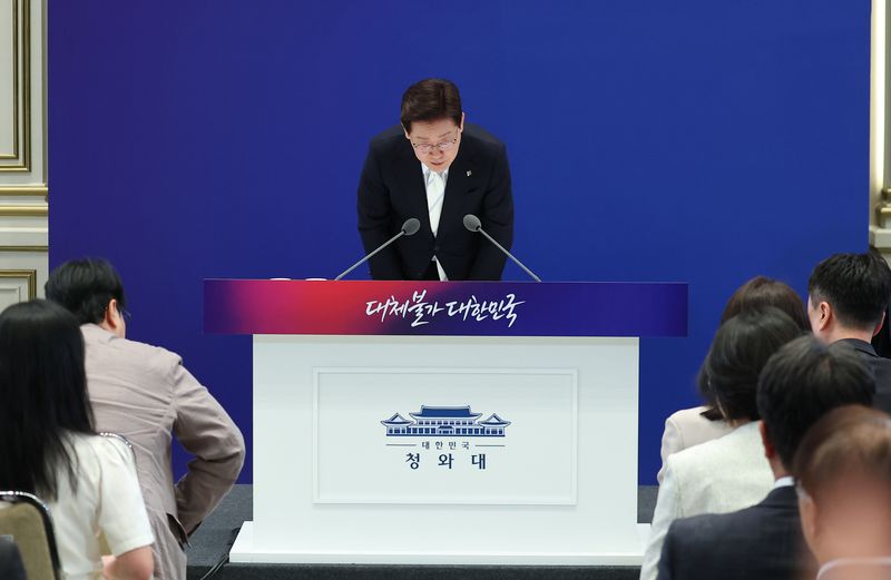 이재명 대통령이 8일 청와대 영빈관에서 열린 취임 1주년 기자회견을 마친 뒤 인사하고 있다. 2026.6.8 ⓒ 뉴스1 허경 기자