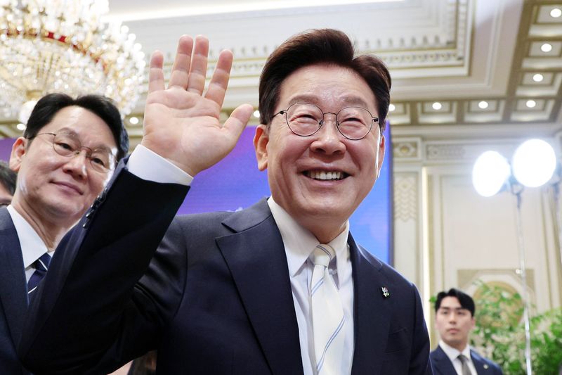 이재명 대통령이 8일 청와대 영빈관에서 열린 취임 1주년 기자회견을 마친 뒤 취재진과 인사하고 있다. 2026.6.8 ⓒ 뉴스1 허경 기자