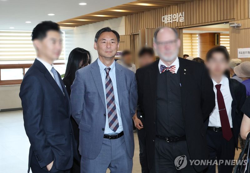 사전투표소 방문한 모스 탄 (출처=연합뉴스)