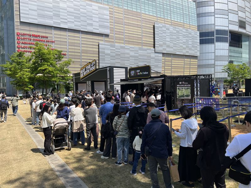 지난 5월 서울 잠실 롯데월드몰 앞 야외광장에서 열린 롯데 키즈 아트 스테이션 행사장이 사람들로 붐비고 있다. 롯데백화점 제공