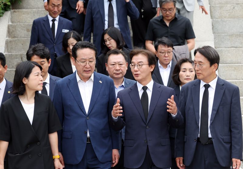 [부산=뉴시스] 하경민 기자 = 전재수 부산시장 당선인 등 부산지역 더불어민주당 소속 지방선거 당선인들이 4일 부산 동래구 충렬사를 참배한 뒤 이동하고 있다. 2026.06.04. yulnetphoto@newsis.com