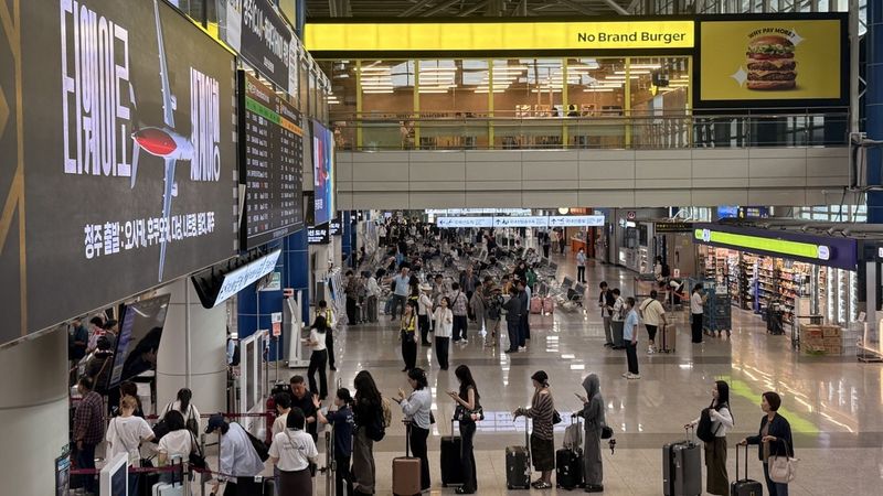 청주공항 내부에 여행객들이 줄을 서있다. 연합뉴스