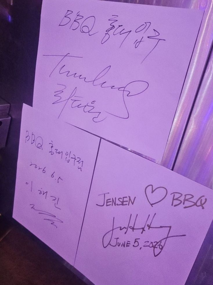 지난 5일 젠슨 황 엔비디아 CEO가 BBQ홍대입구역점을 방문해 싸인을 남겼다. 제너시스BBQ 제공지난 5일 젠슨 황 엔비디아 CEO가 BBQ홍대입구역점을 방문해 싸인을 남겼다. 제너시스BBQ 제공