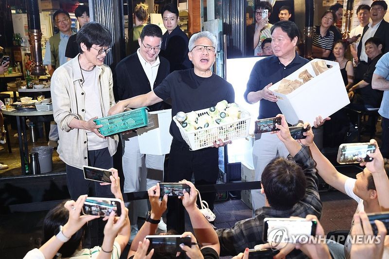 '시민들에게 선물' (출처=연합뉴스)