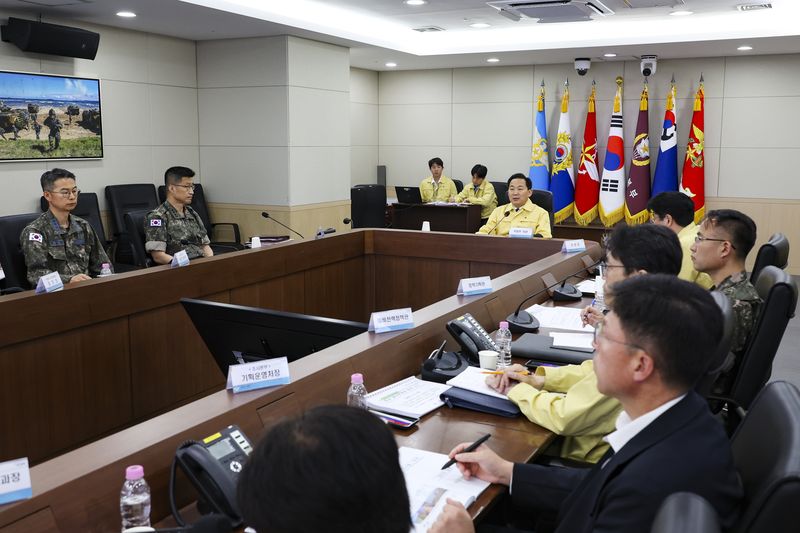 이두희 국방부 차관이 8일 서울 용산구 국방부 청사에서 열린 전군 재난관계관 회의를 주재하고 있다. 국방부 제공