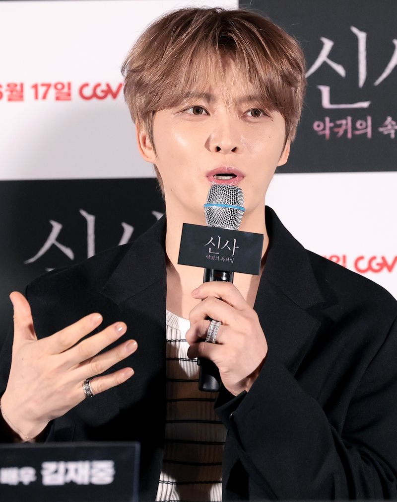 가수 겸 배우 김재중이 8일 서울 용산구 CGV용산아이파크몰에서 열린 영화 '신사: 악귀의 속삭임'(감독 구마키리 가즈요시) 언론시사회 및 기자간담회에 참석해 취재진 질문에 답하고 있다. '신사: 악귀의 속삭임'은 일본 고베 폐신사에 답사를 갔던 대학생 3명이 사라지고 박수무당 명진(김재중 분)이 사건을 파헤치며 기이한 악귀와 맞서는 샤머니즘 오컬트 호러 영화다. 2026.6.8 ⓒ 뉴스1 권현진 기자