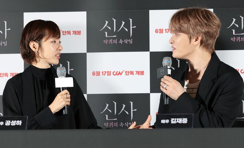 배우 공성하와 김재중(오른쪽)이 8일 서울 용산구 CGV용산아이파크몰에서 열린 영화 '신사: 악귀의 속삭임'(감독 구마키리 가즈요시) 언론시사회 및 기자간담회에서 취재진 질문에 답하고 있다. '신사: 악귀의 속삭임'은 일본 고베 폐신사에 답사를 갔던 대학생 3명이 사라지고 박수무당 명진(김재중 분)이 사건을 파헤치며 기이한 악귀와 맞서는 샤머니즘 오컬트 호러 영화다. 2026.6.8 ⓒ 뉴스1 권현진 기자