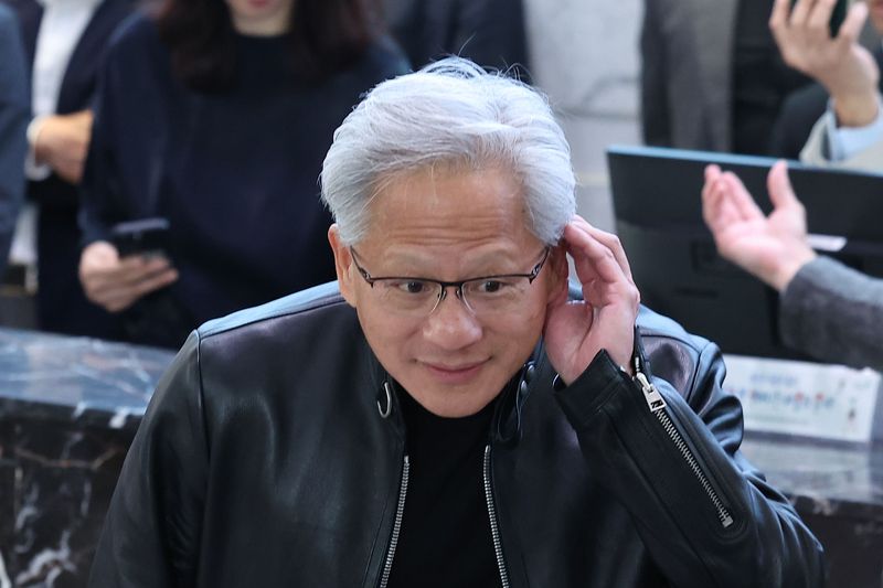 젠슨 황 엔비디아 최고경영자(CEO)가 8일 오전 서울 종로구 SK 서린빌딩에서 엔비디아-SK 협력 관련 언론브리핑을 하던 중 취재진의 질문을 경청하고 있다. 2026.6.8 ⓒ 뉴스1 김성진 기자