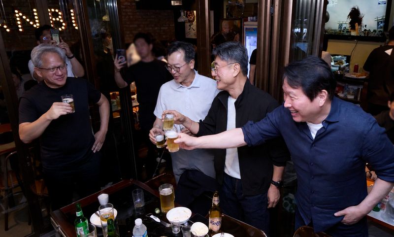 최태원 SK그룹 회장과 젠슨 황 엔비디아 최고경영자(CEO)가 지난 7일 오후 서울 강남구 깐부치킨 삼성점에서 양사 임직원들과 '치맥 회동'을 하고 있다. 왼쪽부터 젠슨 황, 김주선 SK 하이닉스 AI 인프라 사장, 정재헌 SKT CEO, 최태원 SK그룹 회장. (SKT 제공. 재판매 및 DB금지) 2026.6.8 ⓒ 뉴스1