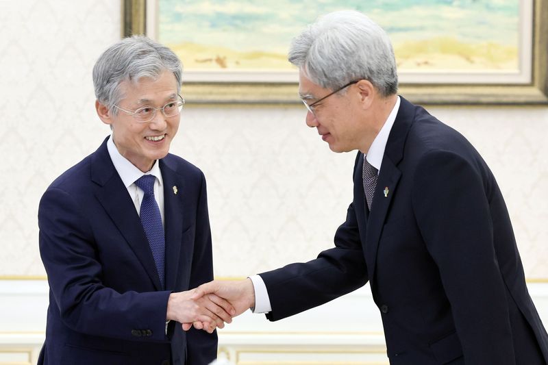 [서울=뉴시스] 고범준 기자 = 조희대(왼쪽) 대법원장과 김상환 헌법재판소장이 8일 청와대에서 열린 4부 요인 회동에서 인사하고 있다. 2026.06.08. bjko@newsis.com