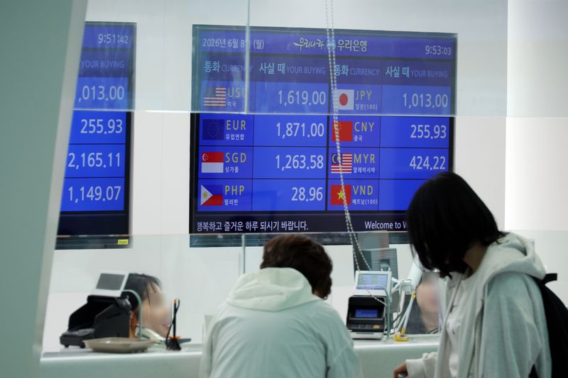 [인천공항=뉴시스] 고승민 기자 = 원·달러 환율이 서울 외환시장에서 달러당 1555.2원에 거래를 시작한 8일 인천국제공항 2터미널 은행 환전소 모니터에 달러 원화 구입가가 1600원대를 기록하고 있다. 2026.06.05. kkssmm99@newsis.com