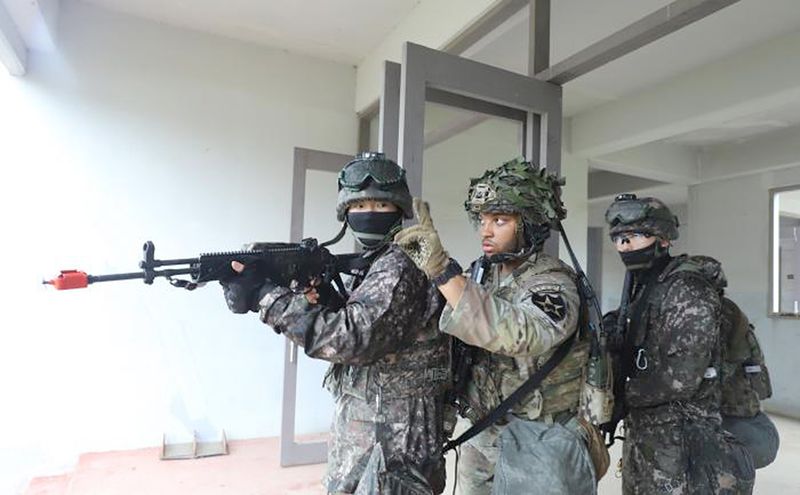 육군1보병사단 공병대대와 미2사단/한미연합사단 11공병대대 장병들이 한미연합 위험성폭발물개척팀 훈련 중 급조폭발물 탐색을 위해 건물 내부를 수색하고 있다. 육군·국방일보 제공