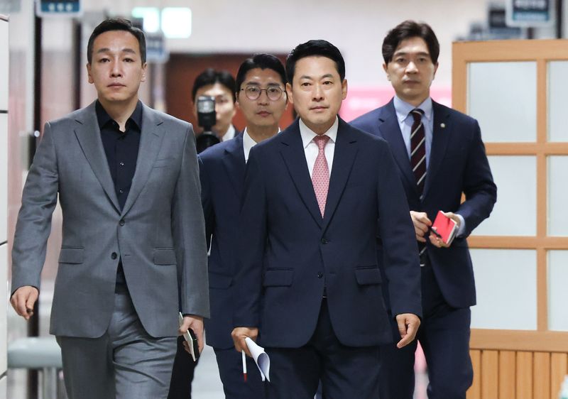 장동혁 국민의힘 대표(가운데)가 8일 국회에서 열리는 최고위원회의에 참석하기 위해 이동하고 있다. 뉴시스