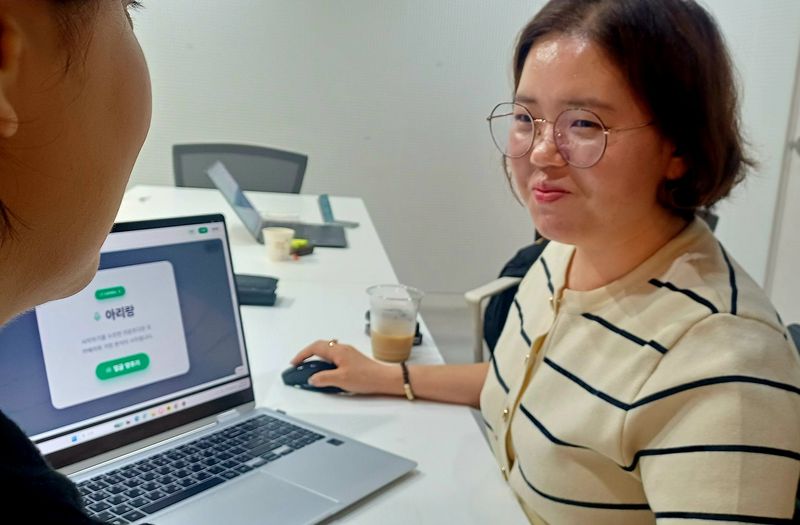 지난 5일 부산 부산진구의 골든브레인케어 사무실에서 이현송 대표가 자사 제품을 소개하고 있다. 사진=백창훈 기자·이현송 대표 제공