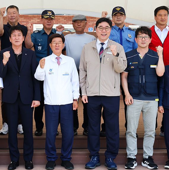 지난 5일 부산 기장군 장안읍 월내항 일원에서 열린 어패류 방류행사에서 이상욱 고리원자력본부장(앞줄 오른쪽 두번째), 정종복 기장군수(앞줄 오른쪽 세번째), 기장군의회 의원들 및 행사 관계자들이 함께 기념 촬영을 하고 있다. 고리원자력본부 제공