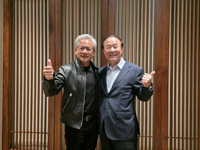젠슨 황 엔비디아 CEO(사진 왼쪽)와 전영현 삼성전자 디바이스솔루션(DS)부문장(부회장)이 8일 서울 중구 신라호텔에서 만나 기념 사진을 찍고 있다. 삼성전자 제공