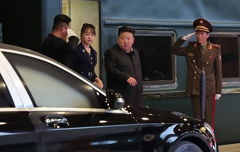 김정은 북한 국무위원장이 24일 신압록강대교를 통해 중국을 1년여만에 방문한 뒤에 귀국길에 올랐다. 지난해 9월 5일 방중을 마치고 평양에 도착한 김 위원장이 딸 주애와 함께 전용열차에서 내리고 있는 모습. 조선중앙TV 갈무리