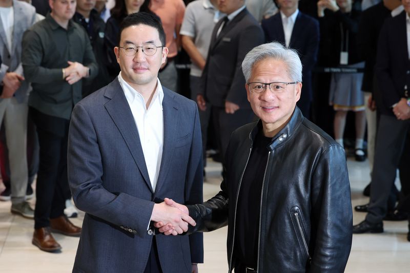 [서울=뉴시스] 조성우 기자 = 젠슨 황(오른쪽) 엔비디아 최고경영자(CEO)가 8일 서울 영등포구 여의도 LG트윈타워에서 구광모 LG그룹 회장과 회동을 마친 뒤 악수하고 있다. 2026.06.08. xconfind@newsis.com