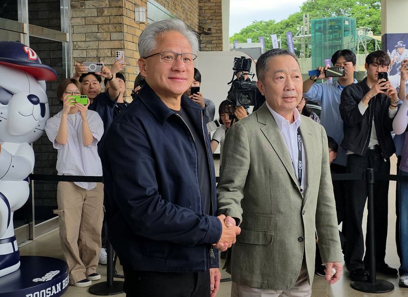 [서울=뉴시스] 김희준 기자 = 젠슨 황 엔비디아 최고경영자(CEO)가 7일 오후 잠실구장에 도착한 뒤 박정원 두산그룹 회장과 포즈를 취하고 있다. 2026.06.07jinxijun@newsis.com
