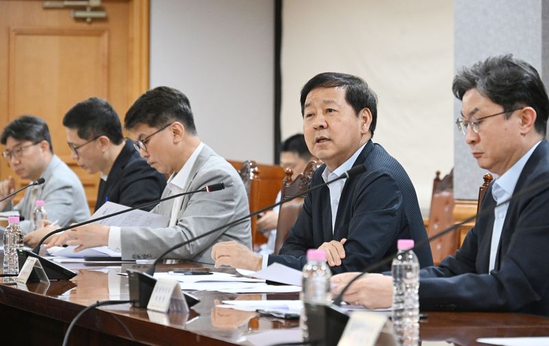 [서울=뉴시스] 구윤철 경제부총리 겸 재정경제부 장관이 7일 서울 중구 은행연합회에서 열린 시장상황점검회의를 주재하고 있다. (사진=재정경제부 제공) 2026.06.07. photo@newsis.com *재판매 및 DB 금지