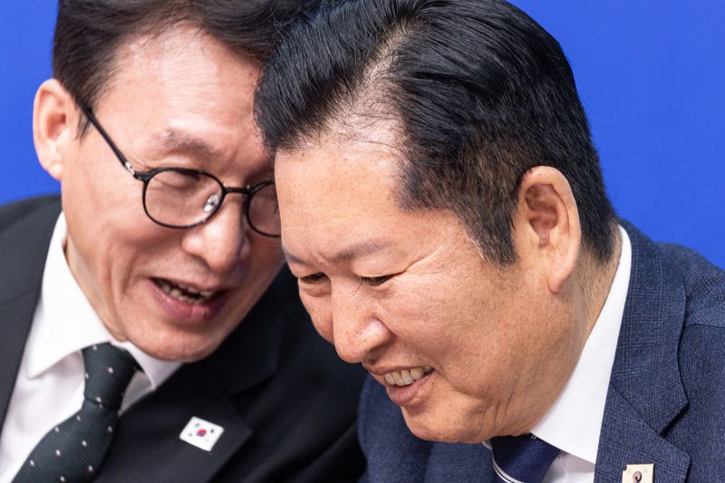 정청래 더불어민주당 대표가 22일 오후 서울 여의도 국회에서 열린 '제7차 고위당정협의회'에서 김민석 국무총리와 대화하고 있다. 2026.3.22 ⓒ 뉴스1 이승배 기자
