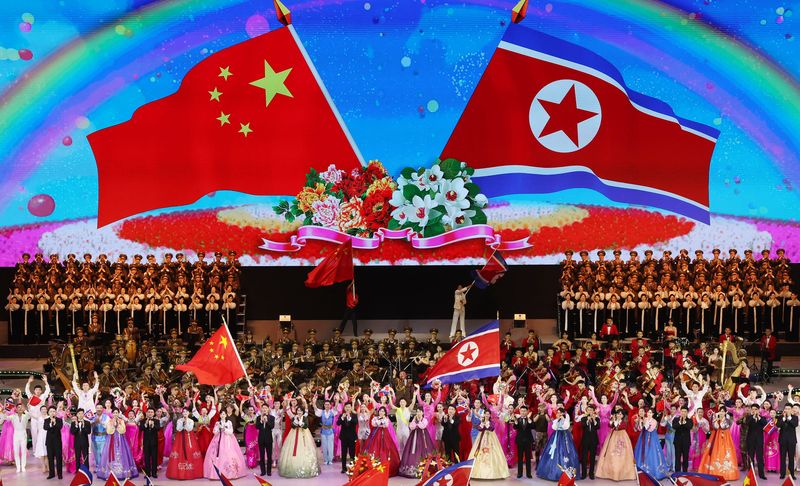 8일 북한 평양 평양체육관에서 시진핑 중국 국가주석과 펑리위안 여사를 환영하는 예술 공연이 열리고 있다. 신화/뉴시스