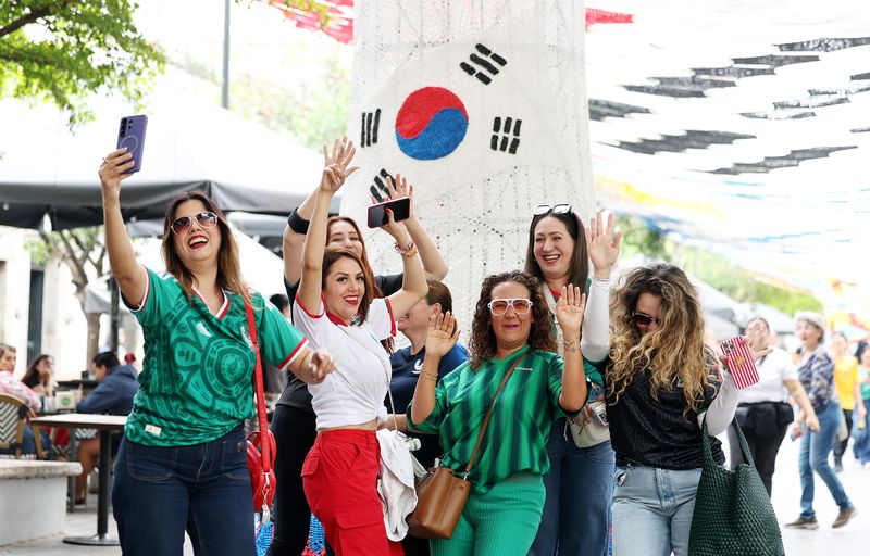 8일(현지시간) 멕시코 과달라하라 사포판 역사 지구 보행자 전용 거리에 설치된 태극기 조형물 앞에서 시민들이 기념촬영을 하고 있다. 이 거리에는 2026 북중미 월드컵 참가국을 상징하는 국기 조형물이 조성돼 있다. 2026.6.9 ⓒ 뉴스1 박지혜 기자