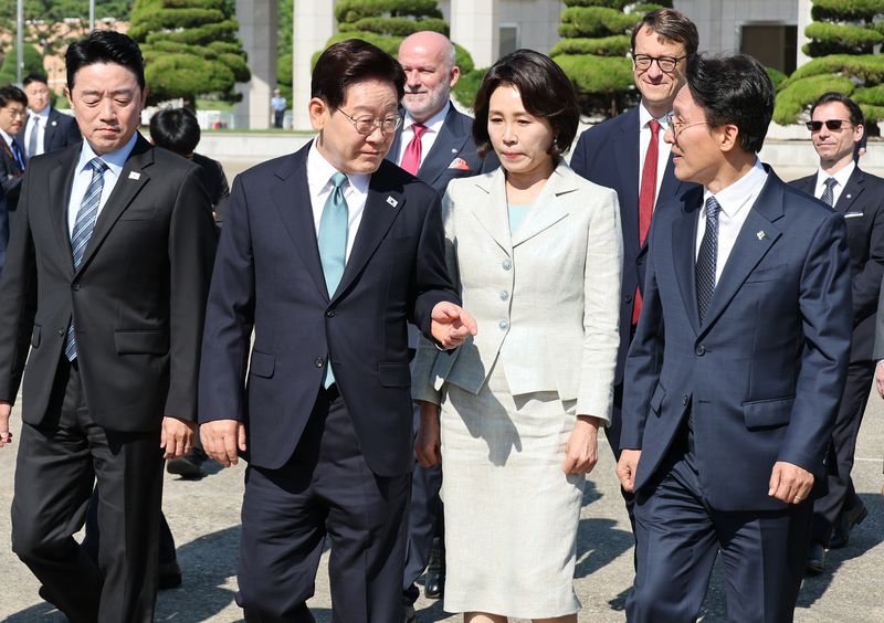 주요7개국(G7) 정상회의 참석과 유럽 순방을 위해 출국하는 이재명 대통령이 9일 성남 서울공항에서 공군 1호기로 이동하며 김민석 국무총리와 대화하고 있다. 연합뉴스