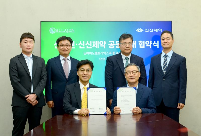 신라젠과 신신제약이 전문의약품 수액제 공동판매 계약을 체결하고 한상규 신라젠 대표(앞줄 왼쪽), 이병기 신신제약 대표(앞줄 오른쪽)가 기념사진 촬영을 하고 있다. 신라젠 제공