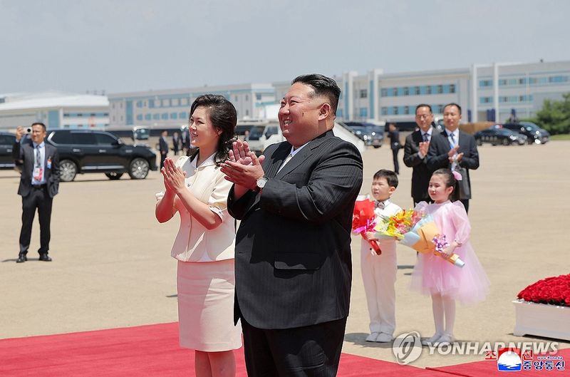 시진핑 맞이하는 김정은 부부 (출처=연합뉴스)