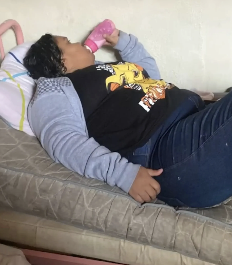 자신을 학대를 받는 12세 아동이라 주장하며 주변 사람들을 속인 37세 브라질 여성 아만다 마리아 소우자 데 올리베이라가 사기 등의 혐의로 체포됐다./사진=더선 캡처